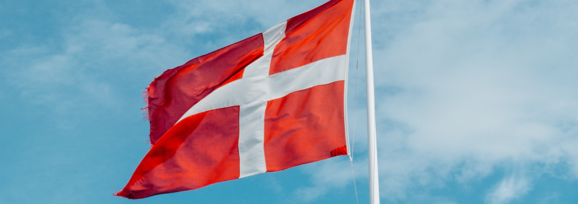 dansk flagga med blå himmel 