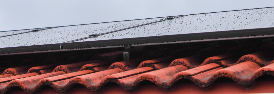 Solcellspaneler på tak