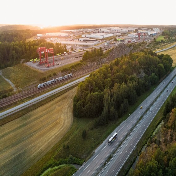 översiktbild över E4, med Arlanda, tågspår och natur